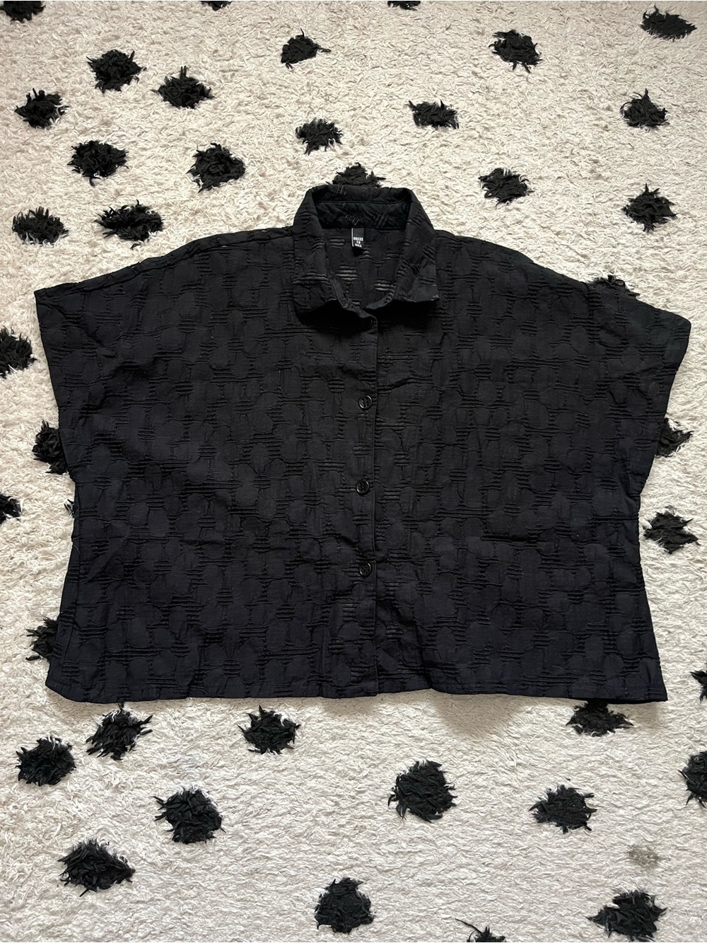 Dress to kill ONE SIZE Black Textured Short Sleeve Button-Up Top